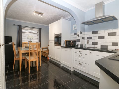 Cottage | Private kitchen | Fridge, dishwasher, electric kettle, toaster
