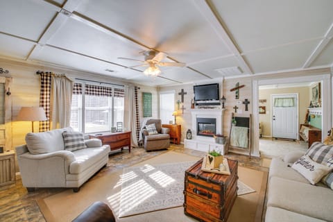 Mountain Pine Vacation Rental | 3BR | 2BA | 1,600 Sq Ft | 5 Steps to Access