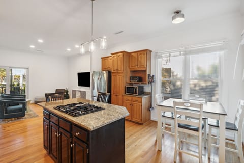 Fully stocked kitchen & Dining for 4