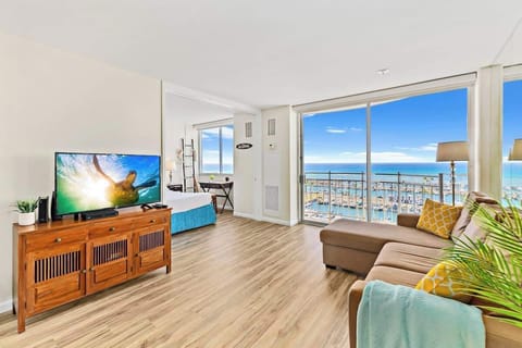 Beautiful renovated apartment with ocean views