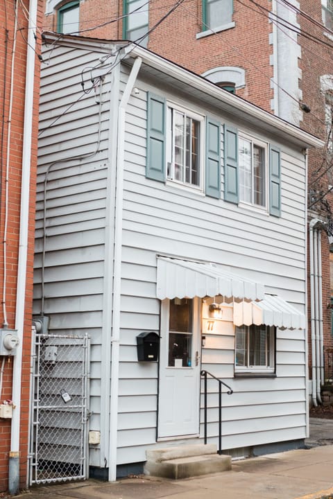 Starbucks, pubs, and restaurants on Pittsburgh's South Side are all within walking distance from the house 