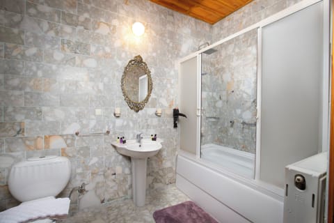 Villa | Bathroom | Rainfall showerhead, free toiletries, hair dryer, bathrobes