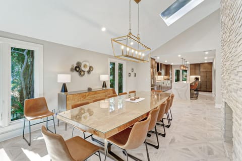 42 Stoney Creek | Dining Table - 42 Stoney Creek | Dining Table