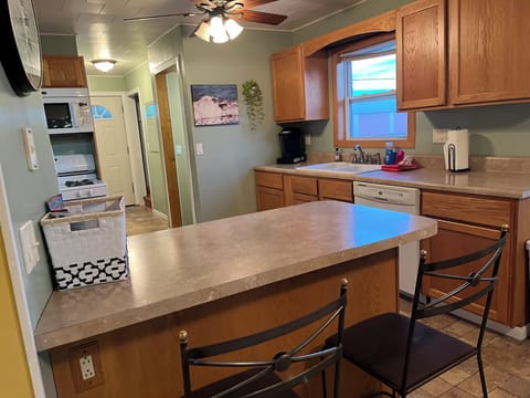 Kitchen (two additional seats)