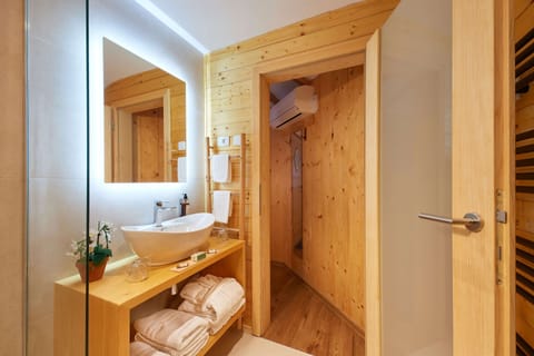 Luxury Cabin, Lake View, Lakeside | Bathroom | Shower, hair dryer, slippers, towels