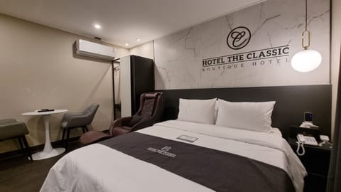 Premium Double Room | Hypo-allergenic bedding, free minibar, desk, laptop workspace