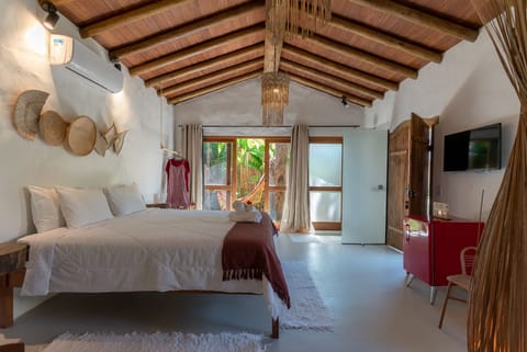 Romantic Room, 1 King Bed, Patio, Garden View | Mini-refrigerator