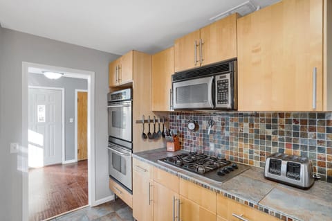 Kitchen with double ovens and 4 burners 