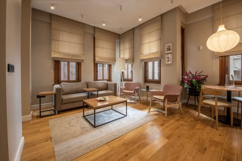 Premium Suite | Premium bedding, desk, iron/ironing board, free WiFi