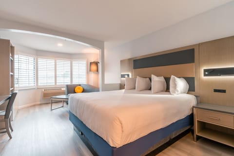 Business Room, 1 King Bed | Pillowtop beds, desk, blackout drapes, iron/ironing board