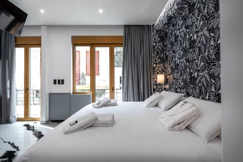 Deluxe Room | Minibar, in-room safe, soundproofing, iron/ironing board