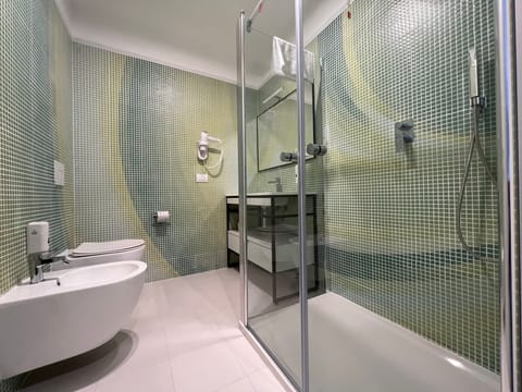 Double or Twin Room | Bathroom | Shower, rainfall showerhead, eco-friendly toiletries, hair dryer