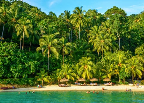 Beach nearby, white sand, free beach cabanas, sun loungers