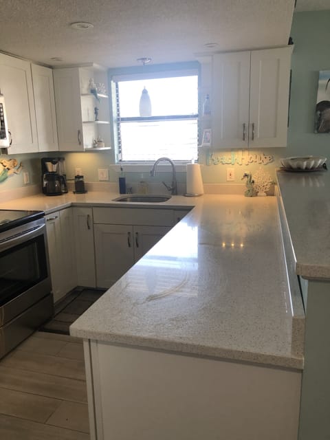 Fully equipped Kitchen bar items, all utensils, dishes, storage, toaster, blende