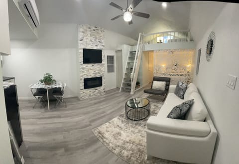 Design Room | Living area | 40-inch Smart TV with digital channels, TV