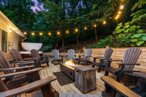 Welcome to Flower on the Mountain! Our Shenandoah Valley home features endless amenities, a hot tub, sauna, game room, and coffee bar. Located in the Massanutten Resort and surrounded by nature.