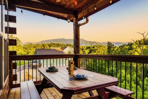 Outdoor dining with mountain views