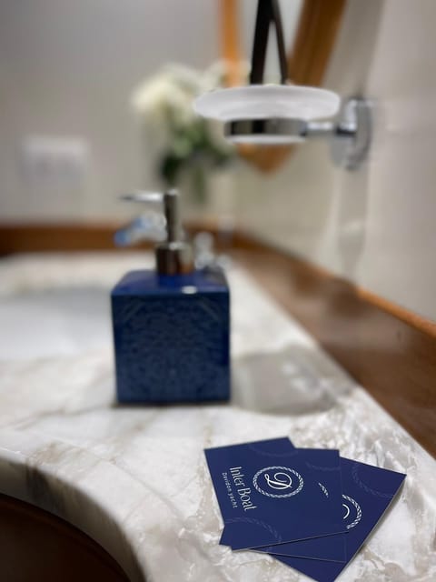 Standard Room, 2 Twin Beds, Non Smoking, Canal View | Bathroom | Shower, rainfall showerhead, designer toiletries, hair dryer