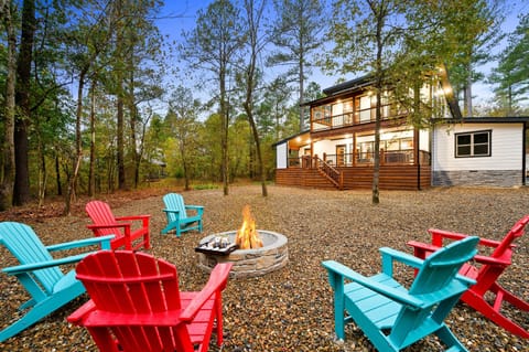 Firepit with decks on both levels, Hot tub, Ourdoor dining