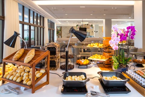 Free daily buffet breakfast