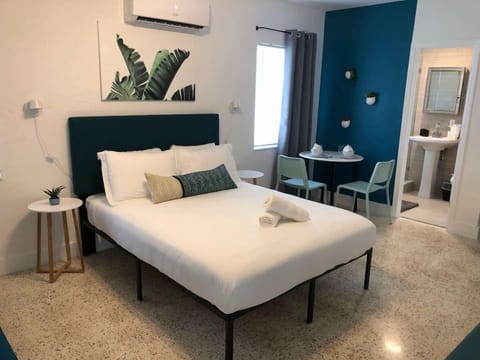 Bed with towels and dining area for 2