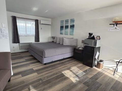 Deluxe Room, 1 King Bed, Non Smoking, Fireplace | Laptop workspace, WiFi (free), individually furnished, bed sheets