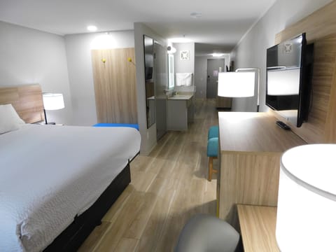 Suite, 1 Bedroom, Non Smoking (1 King Bed and 1 Queen Bed) | In-room safe, desk, blackout drapes, iron/ironing board