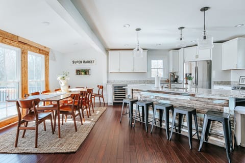 Spacious kitchen and dining space 🍽️