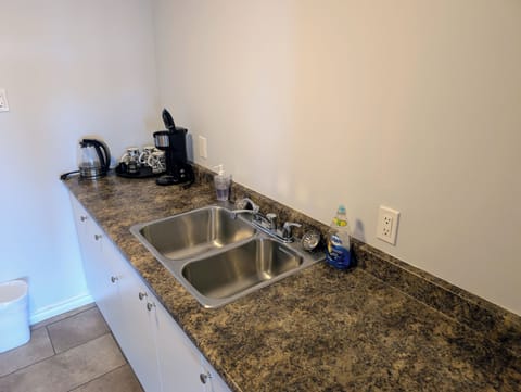 Comfort Apartment, 1 Queen Bed with Sofa bed, Kitchenette, Bay View | Private kitchen | Mini-fridge, microwave, stovetop, coffee/tea maker