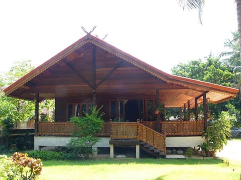 Tamarind Lodge, handcrafted lodge located just short walk from Mae Nam beach. 