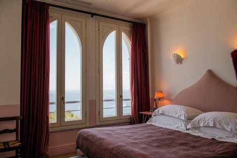 Premium bedding, down comforters, individually furnished