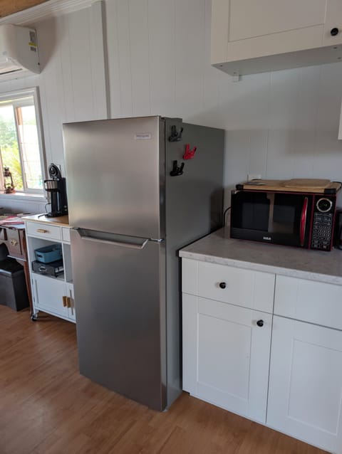 Panoramic Cabin, Bay View | Private kitchen | Mini-fridge, microwave, stovetop, coffee/tea maker