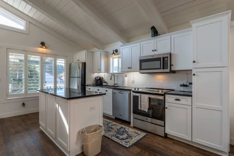 Deluxe Quadruple Room | Private kitchen | Coffee/tea maker