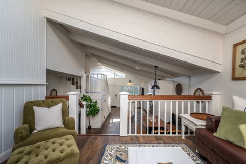 Deluxe Quadruple Room | Living area