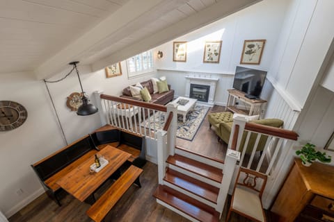 Deluxe Quadruple Room | Living area