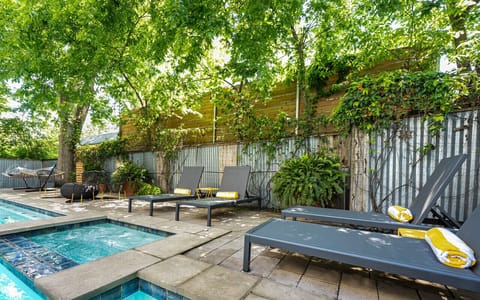 Spacious hottub with four pool loungers