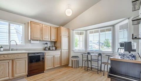 Bright and Cheery Kitchen