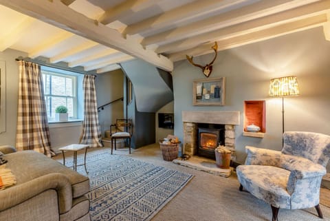 Lilly Bee Cottage Living Room - StayCotswold