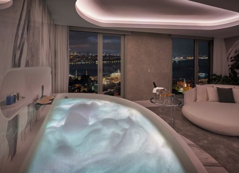 White Suite | Minibar, in-room safe, desk, laptop workspace