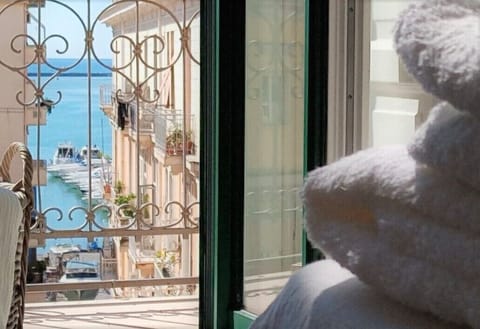 Exclusive Room | 1 bedroom, premium bedding, down comforters, free minibar items