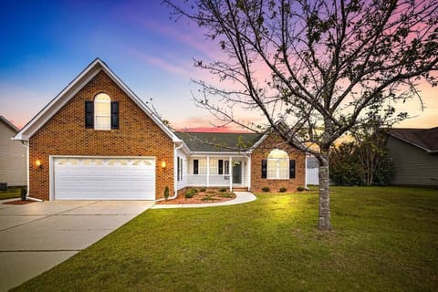 Newly renovated, fully furnished house in a quiet neighborhood five minutes from downtown New Bern, NC. Location is a street away from Taberna Country Club. Havelock 20 minutes away and 40 to Atlantic Beach. Ring doorbell at front,back, and garage.