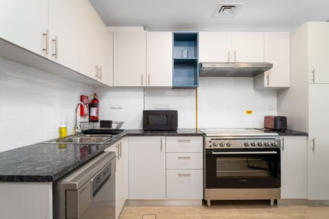 Deluxe Apartment | Private kitchen | Fridge, microwave, stovetop, coffee/tea maker