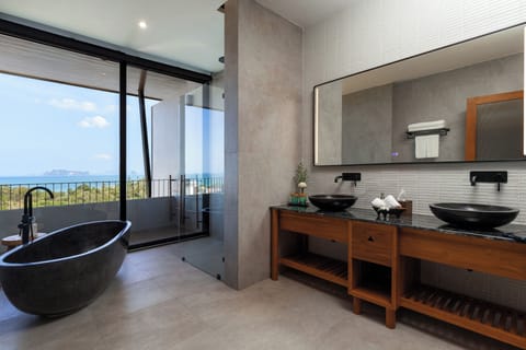 Presidential Suite | Bathroom | Separate tub and shower, deep soaking tub, rainfall showerhead