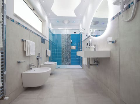 Junior Studio Suite, Sea View | Bathroom | Shower, free toiletries, hair dryer, bidet