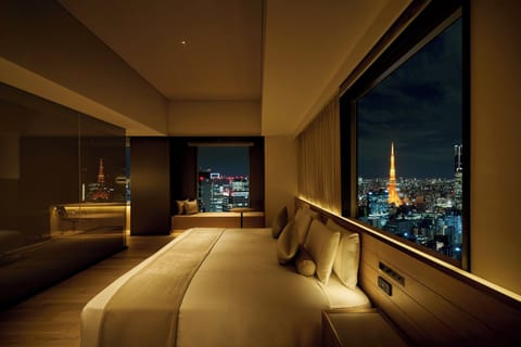 Executive Floor Junior Suite King Room 38F (with Lounge Access) | Down comforters, in-room safe, desk, iron/ironing board