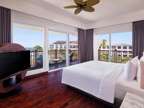 Executive Suite, 1 King Bed | In-room safe, desk, laptop workspace, iron/ironing board