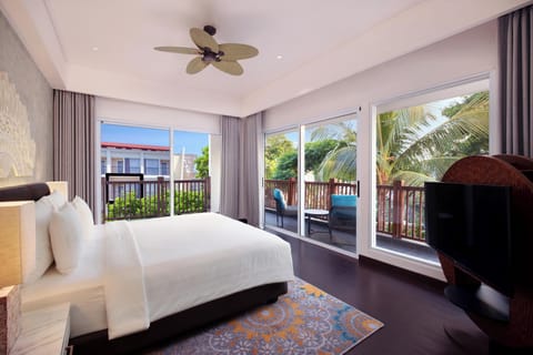 Executive Suite, 1 King Bed | In-room safe, desk, laptop workspace, iron/ironing board