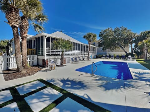 Twelve Palms Cottage: Your Private Pool Escape, Third House from the Sand!