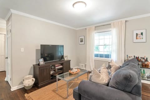 Bonus room with SmartTV. 