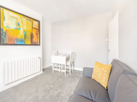 Living room/dining room | Buttercup Apartment - Fresh as a Daisy Apartments, Bridlington